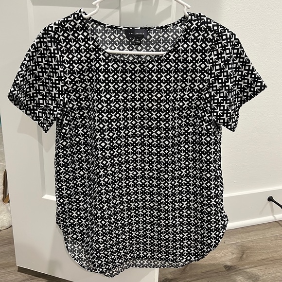 XS-the limited patterned top - Picture 1 of 4